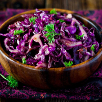 Салат из красной капусты с черносливом