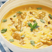 Вегетарианский суп с яблоком, тыквой, грецкими орехами и майораном