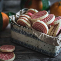 Разноцветное печенье к чаю