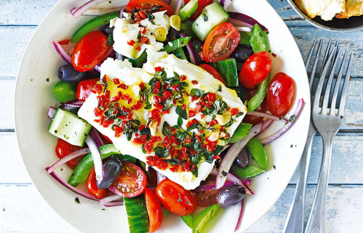 Греческий салат с поджаренным сыром