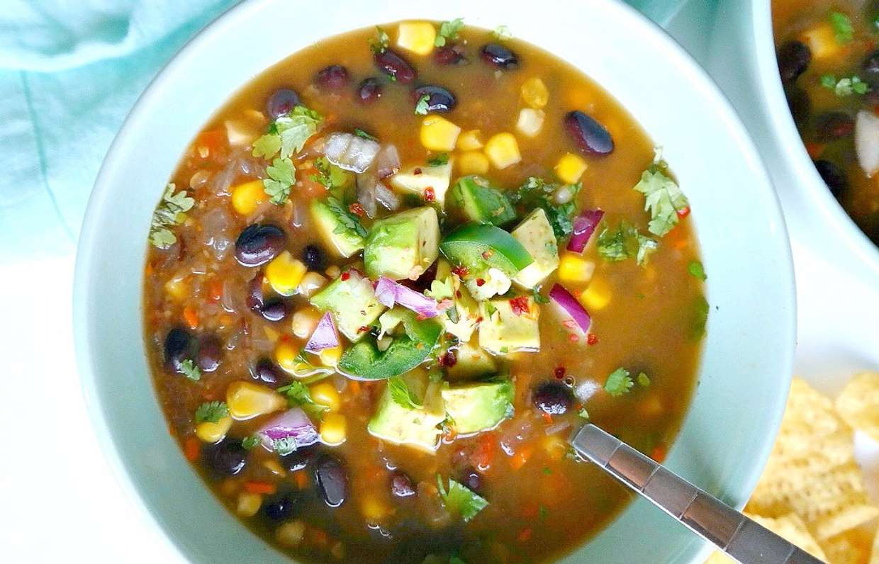 Острый вегетарианский суп с черной фасолью