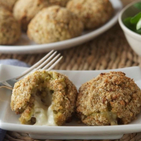 Запеченные рисовые шарики с зеленым горошком и сыром