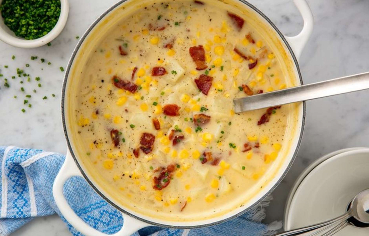 Кукурузный суп с беконом и картофелем