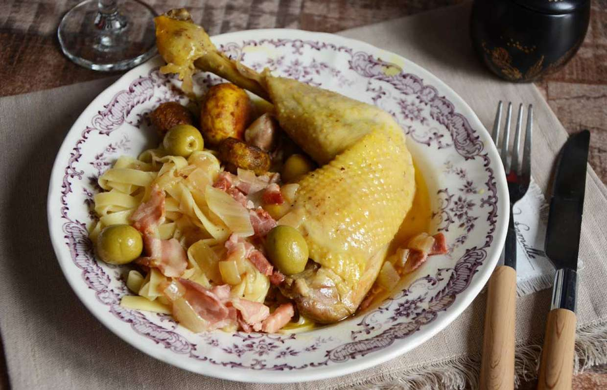 Курица с беконом и оливками