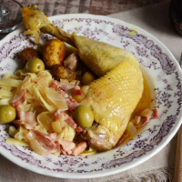 Курица с беконом и оливками