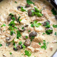 Кремовое рагу с грибами и курицей в мультиварке
