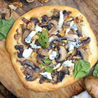 Пицца с шампиньонами и голубым сыром