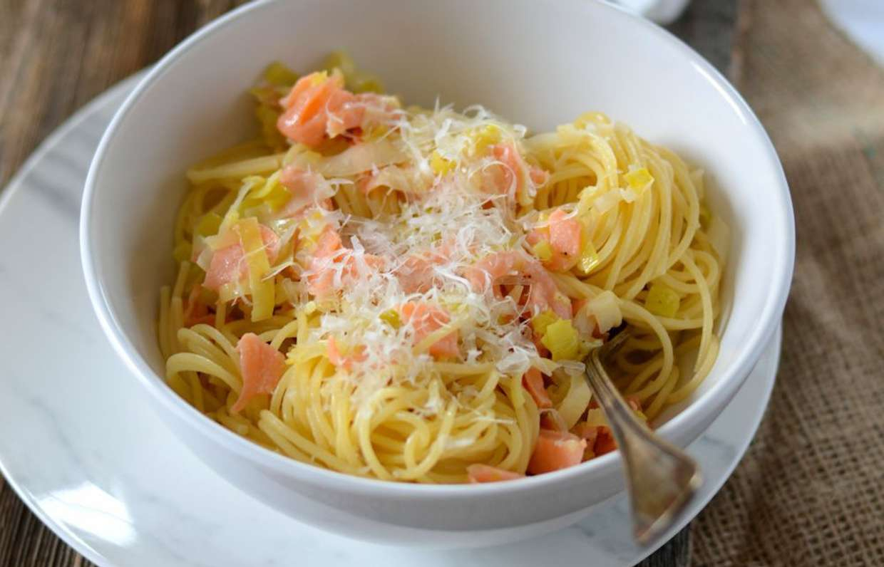 Спагетти с семгой и луком-порей