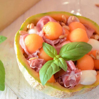 Дыня с пармской ветчиной и моцареллой