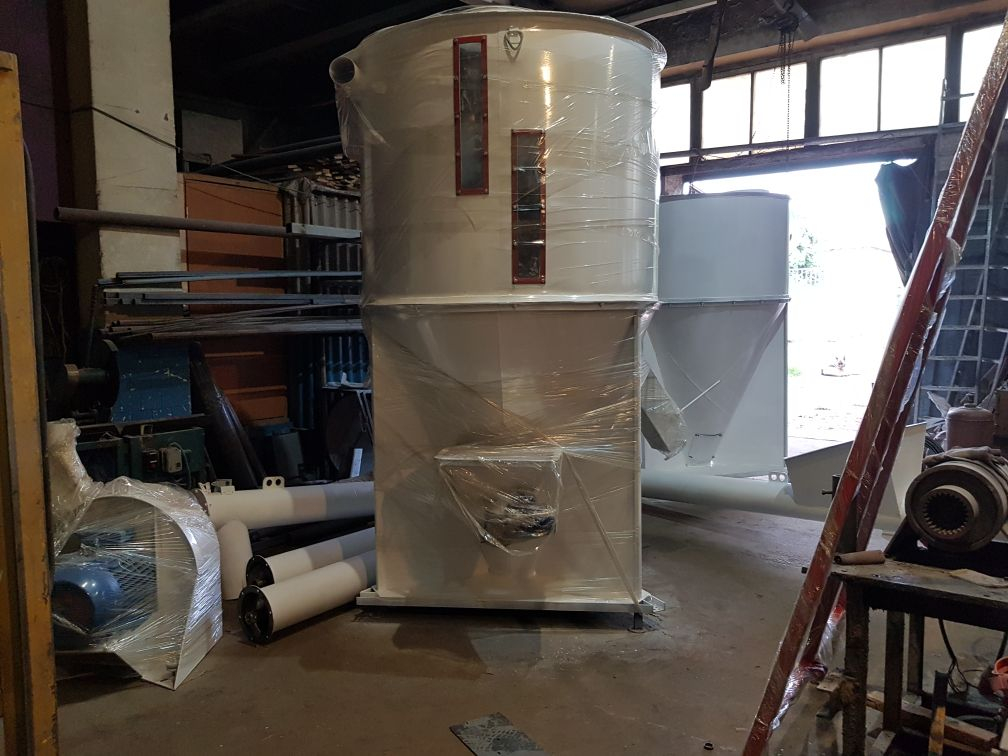 Смеситель кормов шнековый вертикальный ВС-1,7Ш