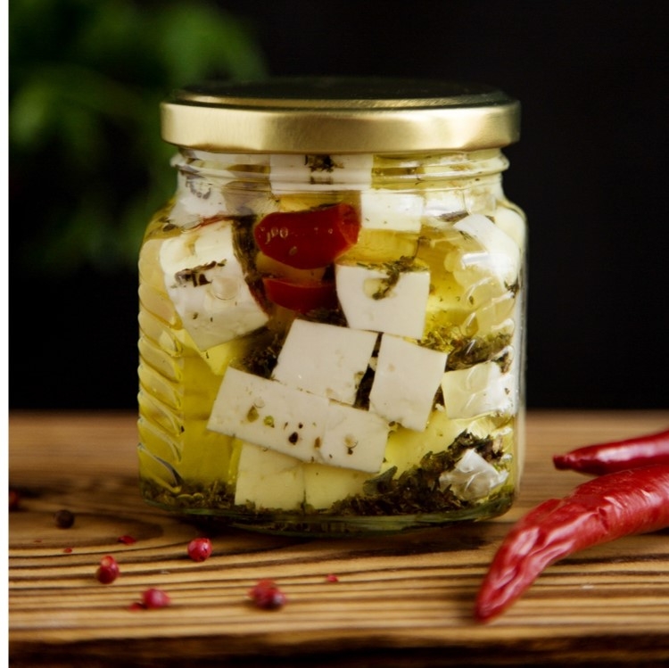 Фета с острым красным перцем и пряными травами в масле